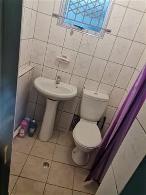 1 bedroom outbuilding for rent in Palmview, phoenix for single person.