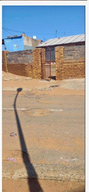 A HOUSE IN DIEPKLOOF ZONE 4 WITH 2 BEDROOMS FOR SALE