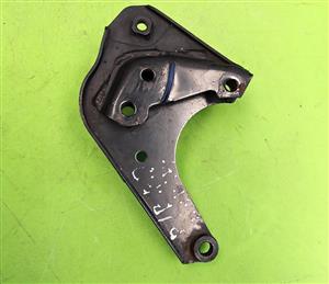 NISSAN BLUEBIRD GEARBOX MOUNTING BRACKET