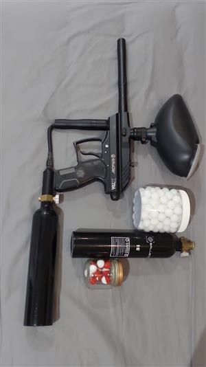 Spyder Xtra paintball gun with gravity feeder and canisters.Good condition