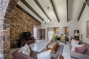 Luxurious 4-Bedroom Home in Winterhoekpark!