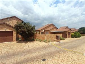 Townhouse For Sale in Rooihuiskraal