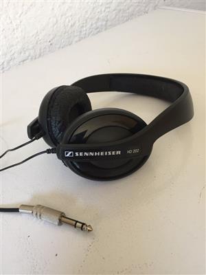 SENNHEISER HD 202 Stereo Headphone with 3m Cable. R650. 