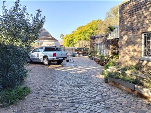 3 Bedroom house, 1 bedroom flatlet, veterinary clinic, all on one prime corner stand in Garsfontein!