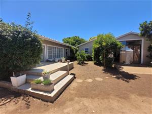 Charming Fixer-Upper in Prime Jeffreys Bay Location: Endless Potential Awaits!