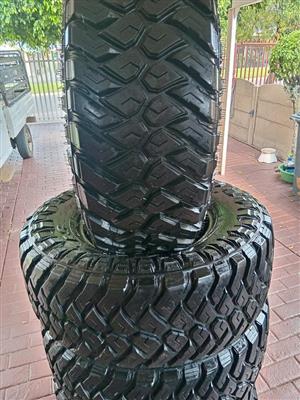 5x MAXXIS RZOR 17 inch tyres