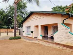 6 BEDROOM HOUSE IN PTA NORTH