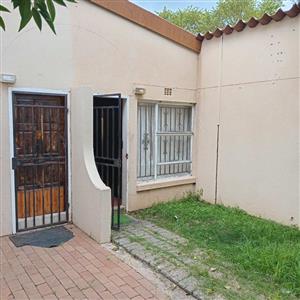 Townhouse For Sale in Bloubosrand