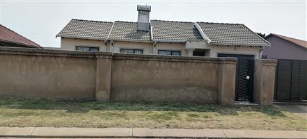 House For Sale in Kwa Thema Ext 2