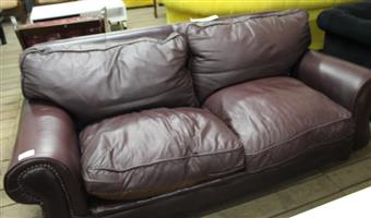 2 SEATER BROWN LEATHER COUCH (S067539A)