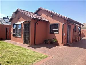 House For Sale in Roodekop