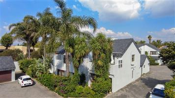 Townhouse For Sale in Lakefield