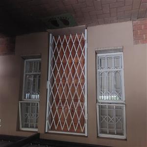 Spacious granny flat with locked carport to rent