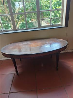 Antique oval table @ R200