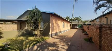 VERY SPACIOUS AND BEAUTIFUL 4 BEDROOM HOUSE WITH 3 BEDROOM FLAT FOR SALE IN CLAREMONT