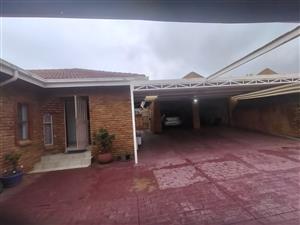 Modern  Family Home in Tranquil Florauna