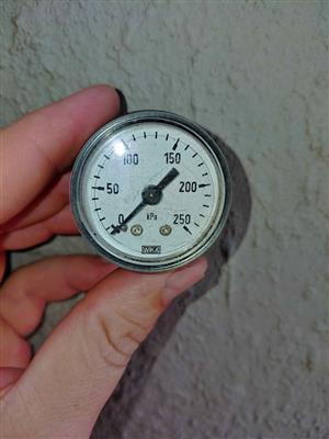 WIKA pressure gauge measuring pressure in kilopascals (kPa) with a range of 0 to 250 kPa