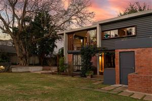 Modern Dream Home with 2 Cottages
