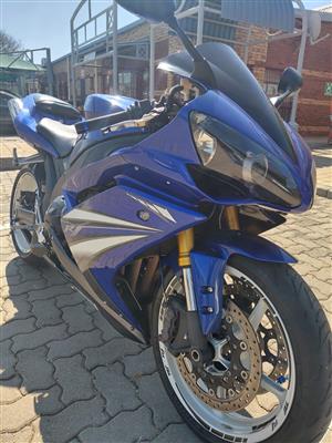 YAMAHA R1