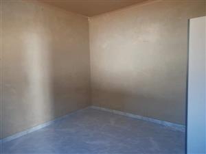 Spacious bachelor to let in oxford road Kensington jhb.
