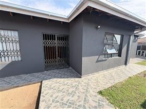 House For Sale in Roodepan