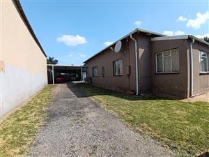 Big Stand, Big Potential, Bonus Flatlet and Covered Parking in Brakpan Central