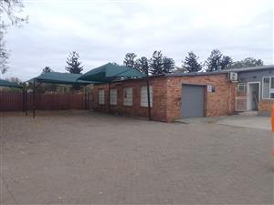 Versatile Warehouse Workshop in Secure Industrial Park