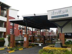 Modern & Secure 2-Bed, 2-Bath Top Floor Apartment | Strelitzia Complex