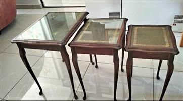 VINTAGE NEST OF TABLES QUEEN ANNE STYLE LEGS WiTH GREEN EMBOSSED LEATHER TOP. 