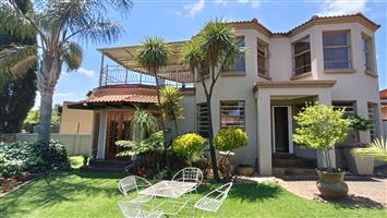 Beautiful property walking distance from Cambridge!