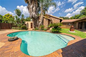 Cosy Family Home with full 2 bed flat and Flatlet in Sought-After Sonneveld Estate!