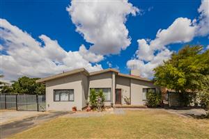 3 BEDROOM HOUSE ON HUGE PLOT