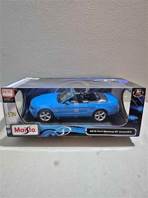 Maisto 1:18 scale diecast model of a 2010 Ford Mustang GT convertible
