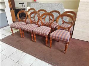 Eight antique Victorian mahogany dining chairs features characteristic balloon-shaped backs and turn