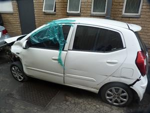 Hyundai i10 GLS 1.1 Petrol Manual G4HG White - 2015  SPARESBOYZ STRIPPING FOR SP