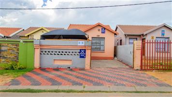 2 BEDROOM HOUSE FOR SALE IN FLEURHOF CONTACT FUTURE ESTATE TO APPLY TODAY!!