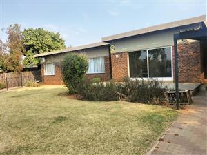 Large Dorandia Home with Flatlet & Pool – Ideal for Extended Family