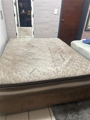 A Bamboo Queen size bed for sell, and is still in a good condition. 0623072547
