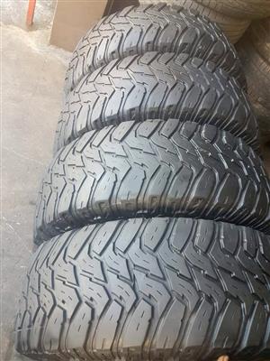 Set of 285/70/17 Cooper descoverer STT M/T tyres with about 85% thread life left in them