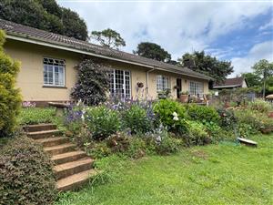 Modest home in the heart of Hilton with a generous sized cottage
