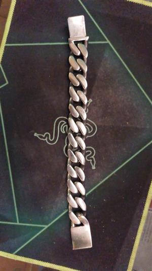 A 24mill stainless steel bracelet