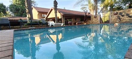 Beautiful and massive property in Die heuwel proper.