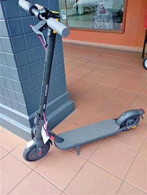 Xiaomi Electric Scooter 4 Lite,6 Months Warranty at Cash Converters Blairgowrie Plaza Randburg