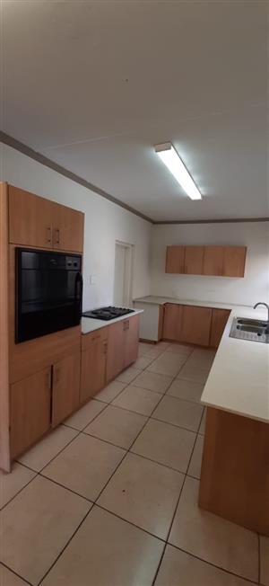 En-suite bedroom with shower and toilet to rent in Morningside manor / Sandton