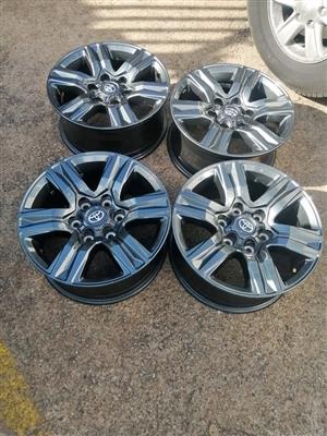 Toyota Hilux/Fortuner 17'' OEM mags set