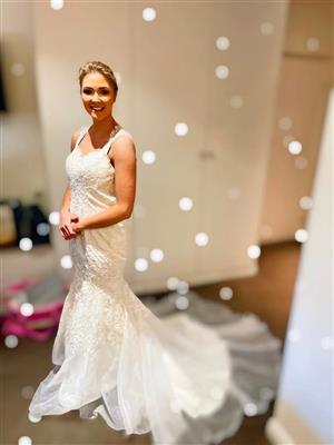 Wedding dress in satin and lace