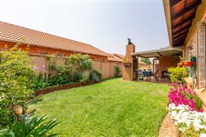 Townhouse For Sale in Willow Park Manor