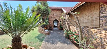 Spacious 4-Bedroom Family Home with flatlet in SE 3!!!