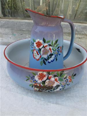 Vintage/Retro Enamel Basin & Jug Set