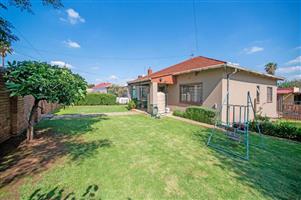 Affordable 3 Bedrom Family Home With Bachelor Pad!